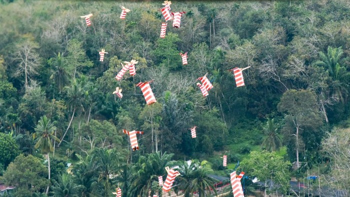 Sejumlah helibox di distribusikan Prajurit TNI AU Skadron Udara 2 menggunakan metode Container Delivery Sistem (CDS) dengan pesawat CN 295 di Kecamatan Kuala Simpang, Kabupaten Aceh Tamiang, Aceh, Selasa (2/12/2025). TNI AU mendistribusikan 90 heli box bantuan berisi makanan untuk pengungsi bencana di wilayah Kabupaten Aceh Tamiang yang terisolir akibat bencana banjir. ANTARA FOTO/Fakhri Hermansyah