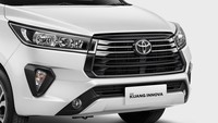 Di bagian depan, Innova Reborn mendapatkan sentuhan grill baru. Grille trapesium kini menampilkan tiga palang abu-abu yang dipadukan dengan bezel hitam ramping. Toyota menyebut, nuansa baru di bagian grille ini menciptakan tampilan yang lebih mencolok dan percaya diri di jalan. Foto: Dok. Toyota
