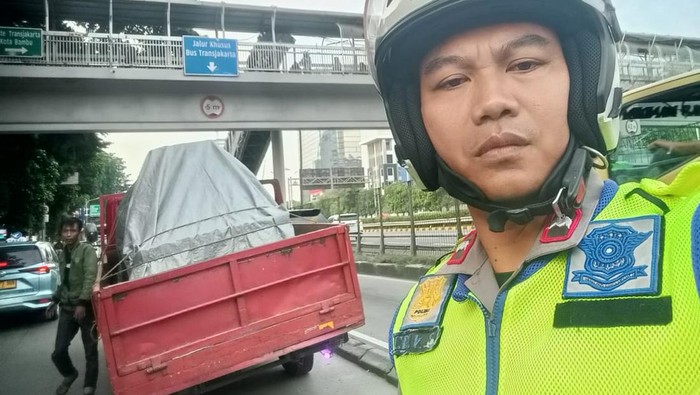 Truk Pecah Ban di Jl Letjen S Parman Arah Slipi