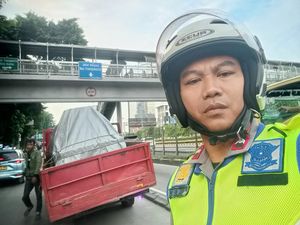 Truk Pecah Ban di Jl Letjen S Parman Arah Slipi, Lalin Macet