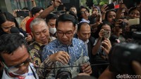 Ia kemudian langsung meninggalkan gedung tanpa memberikan komentar lebih lanjut.