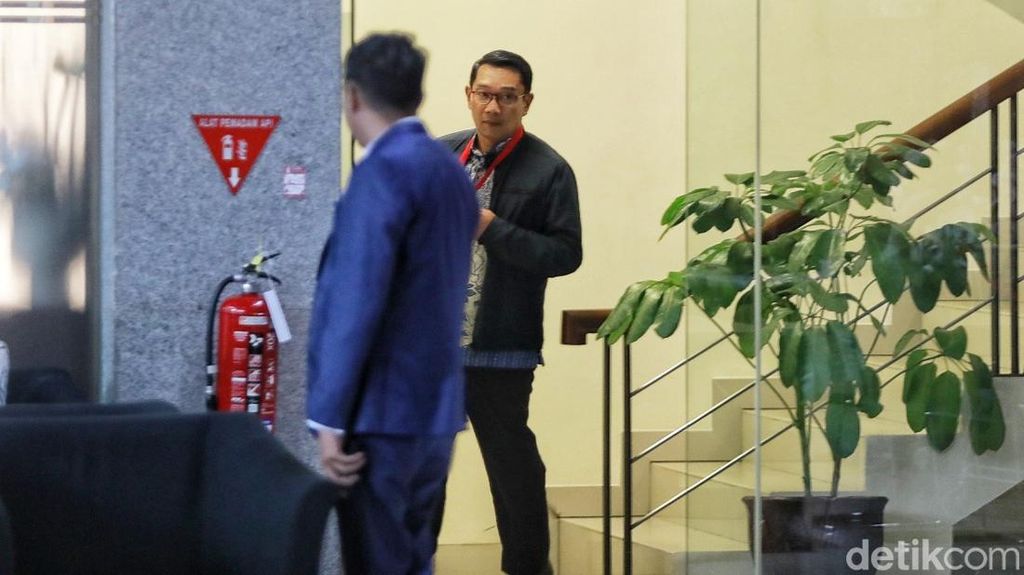 Pengacara soal Isu Ridwan Kamil Liburan ke Eropa dengan Aura Kasih dan Beri Vespa