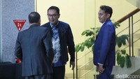 Sementara itu, KPK telah menetapkan lima tersangka dalam kasus BJB ini, termasuk eks Dirut Bank BJB Yuddy Renaldi dan sejumlah pejabat lain serta pihak swasta. Kasus tersebut diduga menimbulkan kerugian negara hingga Rp222 miliar.