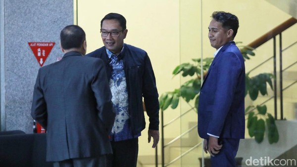 Usai Diperiksa 6 Jam, Ridwan Kamil Keluar Gedung KPK dengan Senyum Lega