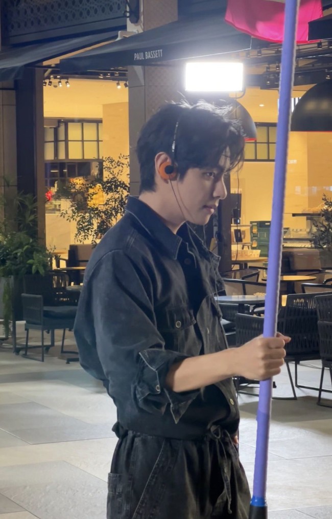 V BTS mengaku antusias dapat bergabung dalam keluarga besar kompleks resor mewah itu. Ia berharap ARMY turut merasakan seni, hiburan, musik, dan segala “yang ditawarkan Paradise City.” Foto: dok. Paradise City