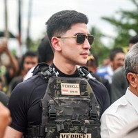 Artis sekaligus anggota DPR RI Verrel Bramasta membagikan momen saat dirinya ikut turun tangan langsung membantu korban banjir yang jadi sorotan. Meski aksinya menuai pujian, gaya busana Verrel sempat mengundang kritik karena rompi bertuliskan VERRELL DPR RI. Foto: dok. IG Verrel Bramasta.