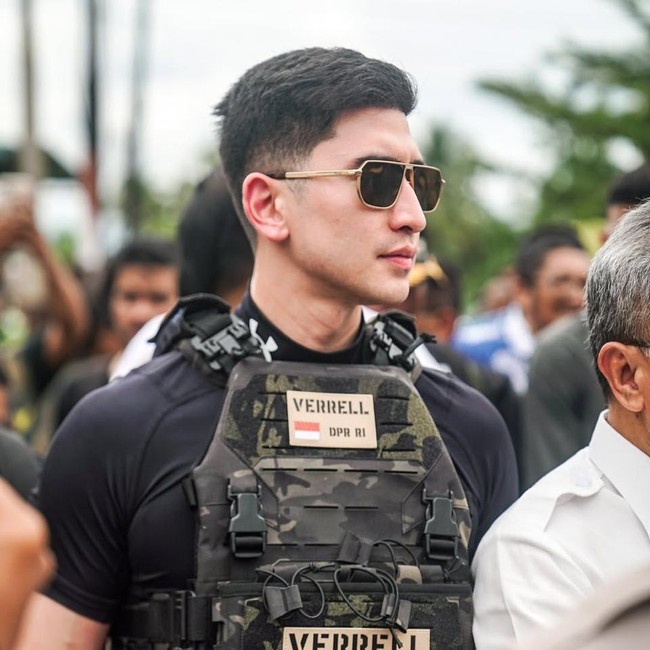 7 Artis Terjun Langsung Bantu Korban Banjir, Verrel Bramasta Jadi Sorotan