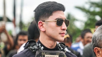 7 Artis Terjun Langsung Bantu Korban Banjir, Verrel Bramasta Jadi Sorotan