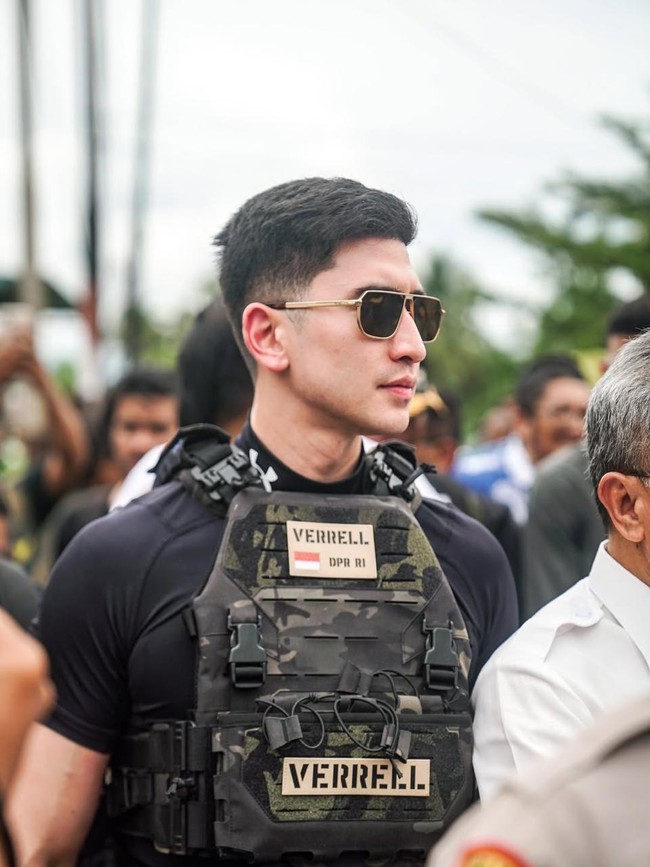 7 Artis Terjun Langsung Bantu Korban Banjir, Verrel Bramasta Jadi Sorotan