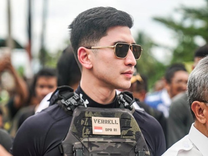 Anggota DPR RI Verrel Bramasta saat meninjau lokasi bencana di Sumbar, Minggu (30/11/2025).