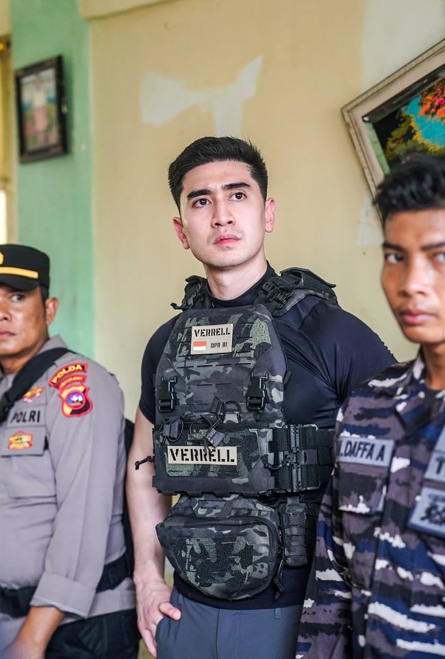 Tak sedikit yang memuji aksinya yang mau ikut terjun langsung memberikan bantuan dan melihat keadaan di sana. Setibanya di Sumatera Barat, saya melihat sendiri bagaimana warga melewati masa sulit ini. Banyak cerita yang saya dengar hari itu baik tentang kehilangan maupun tentang usaha untuk tetap bertahan. Oleh karena itu, saya berusaha hadir bukan hanya dengan kata-kata, tetapi juga dengan bantuan pribadi untuk menopang apa yang sekiranya dibutuhkan. Kita mungkin tidak bisa memperbaiki semuanya dalam satu hari, tetapi kehadiran dan kepedulian adalah awal dari pemulihan. Padang dan Sumatera kuat bukan hanya karena warganya, tetapi karena kita semua memilih untuk saling menguatkan! tulis Verrel dalam unggahannya. Foto: Instagram/@bramastavrl