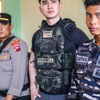 Tak sedikit yang memuji aksinya yang mau ikut terjun langsung memberikan bantuan dan melihat keadaan di sana. Setibanya di Sumatera Barat, saya melihat sendiri bagaimana warga melewati masa sulit ini. Banyak cerita yang saya dengar hari itu baik tentang kehilangan maupun tentang usaha untuk tetap bertahan. Oleh karena itu, saya berusaha hadir bukan hanya dengan kata-kata, tetapi juga dengan bantuan pribadi untuk menopang apa yang sekiranya dibutuhkan. Kita mungkin tidak bisa memperbaiki semuanya dalam satu hari, tetapi kehadiran dan kepedulian adalah awal dari pemulihan. Padang dan Sumatera kuat bukan hanya karena warganya, tetapi karena kita semua memilih untuk saling menguatkan! tulis Verrel dalam unggahannya. Foto: Instagram/@bramastavrl