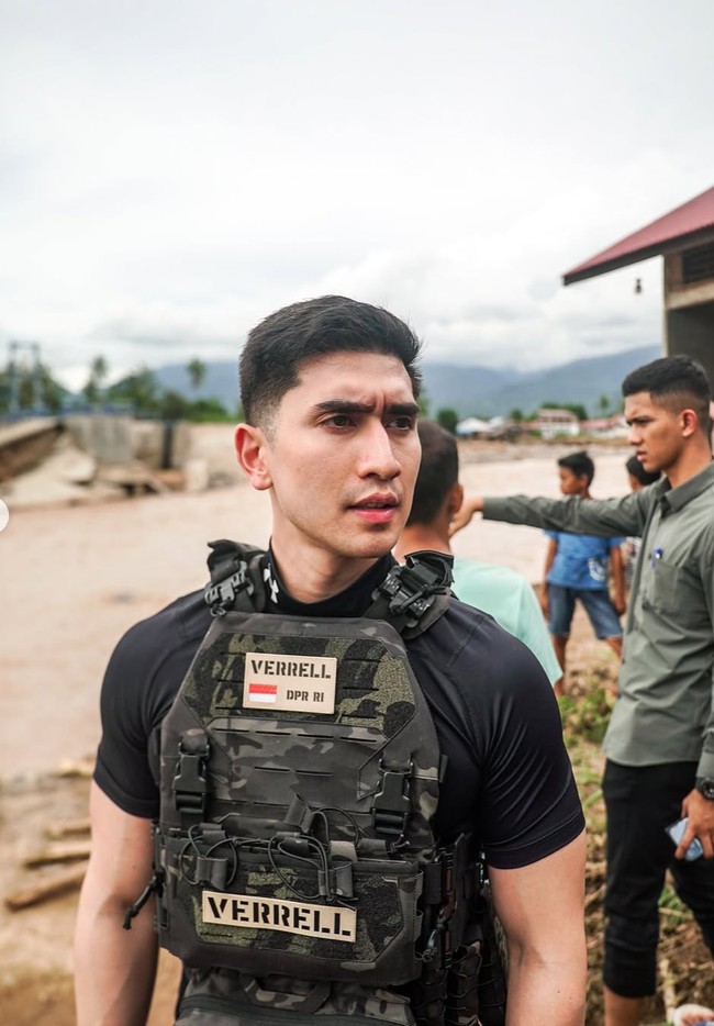 Di balik banyaknya pujian, tak sedikit juga yang nyinyir terkait gaya busana Verrel yang dianggap tak sesuai. Foto-foto Verrel pun banyak diunggah ulang di media sosial. Fashion show ke festival bencana alam, tulis salah satu komentar. Foto: Instagram/@bramastavrl