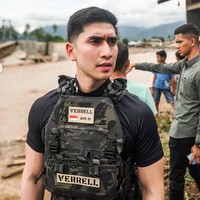 Di balik banyaknya pujian, tak sedikit juga yang nyinyir terkait gaya busana Verrel yang dianggap tak sesuai. Foto-foto Verrel pun banyak diunggah ulang di media sosial. Fashion show ke festival bencana alam, tulis salah satu komentar. Foto: Instagram/@bramastavrl