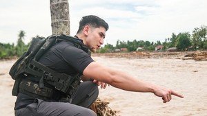 Verrell menjelaskan kondisi di area bencana sangat dinamis, jadi ia butuh rompi dengan kantong modular yang memudahkan bergerak. Foto: Instagram/@bramastavrl