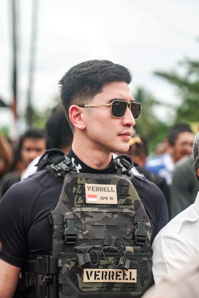 Tulisan di vest yang dikenakan Verrel juga tak kalah ikut dikomentari. Harus banget dikasih tulisan * VERRELL DPR RI *, bunyi salah satu komentar. Foto: Instagram/@bramastavrl