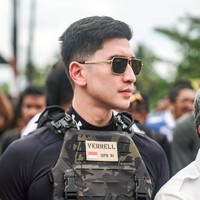 Tulisan di vest yang dikenakan Verrel juga tak kalah ikut dikomentari. Harus banget dikasih tulisan * VERRELL DPR RI *, bunyi salah satu komentar. Foto: Instagram/@bramastavrl