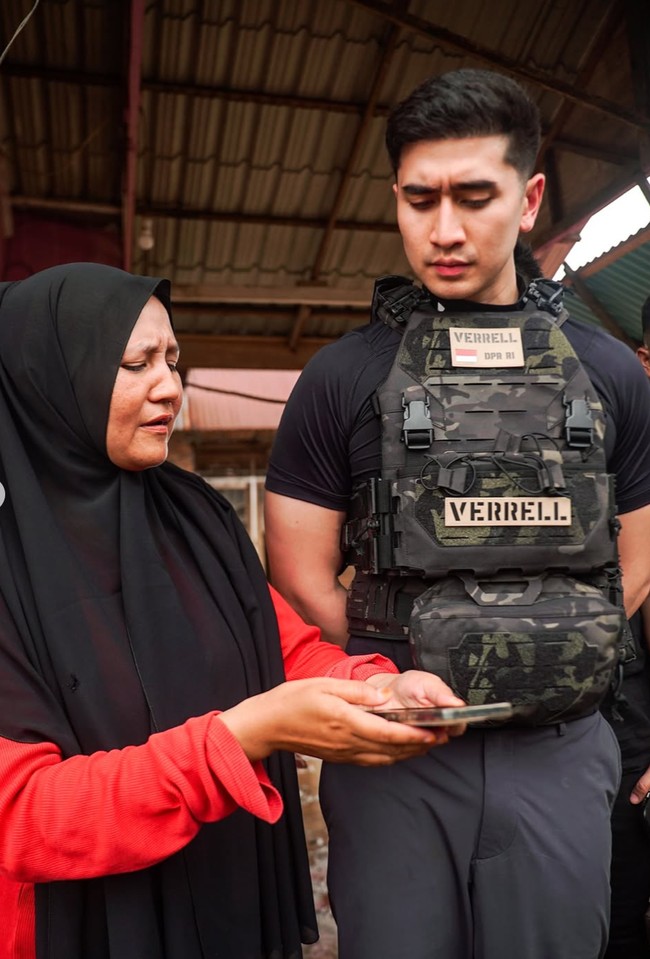 Dalam unggahan di akun pribadinya, Verrel sendiri terlihat membatasi kolom komentar. Sehingga celotehan netizen yang menghiasi akunnya sebagian besar memuji dan memberinya semangat agar bisa terus menjalankan tugasnya sebagai anggota DPR. Foto: Instagram/@bramastavrl