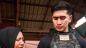 Verrell Bramasta menyusuri Padang dan bertemu ibu yang menceritakan detik-detik air naik cepat hingga tak sempat menyelamatkan barang-barang. Foto: Instagram/@bramastavrl