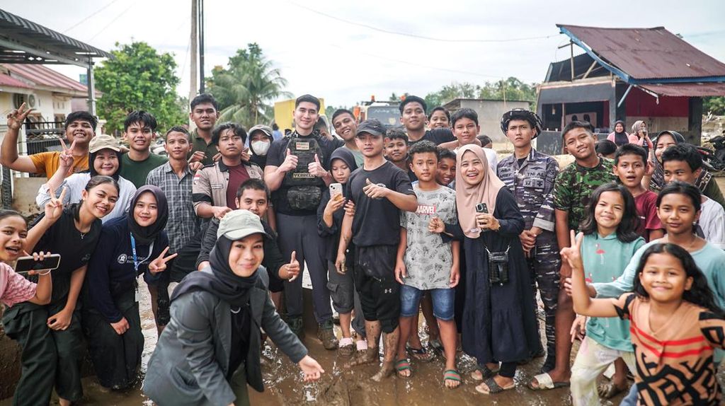 Verrell Bramasta Bantu Korban Bencana di Padang, Kasih Sembako-Motor