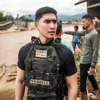 Most Pop: Gaya Verrell Bramasta Kunjungi Korban Banjir Sumatera Pakai Vest