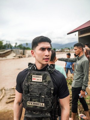 Klarifikasi Verrell Bramasta Pakai Rompi Taktis ke Lokasi Bencana