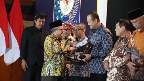 Wabup Badung, Bagus Alit Sucipta, menerima penghargaan Kategori Pelayanan Publik dari Mendikdasmen, Abdul Mu’ti, saat Malam Apresiasi Kinerja Pemerintahan Daerah 2025 di Hotel Borobudur Jakarta, Senin (1/12/2025). (Foto: Dok. Prokompim Badung)