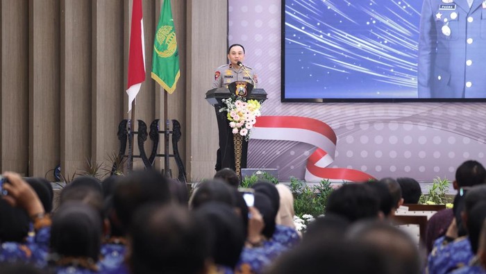 Wakapolda Jatim dalam perayaan HUT Korpri Polda Jatim ke-54 di Gedung Mahameru Polda Jatim, Surabaya.