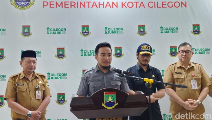 Walkot Cilegon Robinsar membebastugaskan Sekretaris Daerah (Sekda) Cilegon Maman Mauluddin. Maman kini menempati posisi sebagai Penelaah Teknis Kebijakan. (M Iqbal/detikcom)
