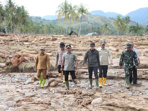 Wamendagri Cek Lokasi Banjir Solok, Pastikan Penanganan Berjalan Optimal