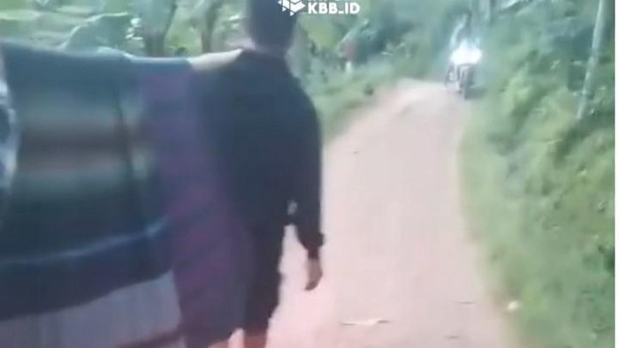 Warga sakit ditandu lewati jalan rusak di pelosok KBB