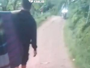 Perjuangan Penuh Haru Warga Gununghalu Lewati Jalan Berbatu