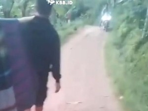 Perjuangan Penuh Haru Warga Gununghalu Lewati Jalan Berbatu