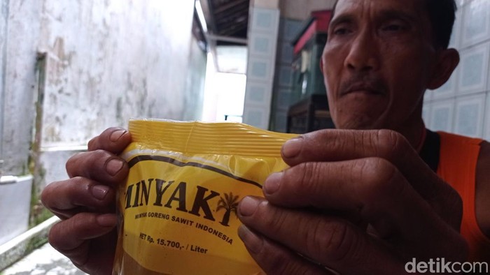 Warga Tasikmalaya menunjukkan minyak goreng bantuan pangan dengan tulisan expired