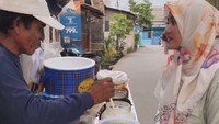 Wirda juga tampak memborong es cendol milik seorang pedagang. Es cendol itu diperuntukkan untuk para santri yang menjalankan ibadah puasa. Foto: Instagram/@wirda_mansur