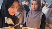 Penulis Unlimited You ini juga sering membagikan momen seru saat menyiapkan makanan di pesantren. Terlihat Wirda mendatangkan chef bintang lima untuk para santri bisa menikmatinya. Foto: Instagram/@wirda_mansur