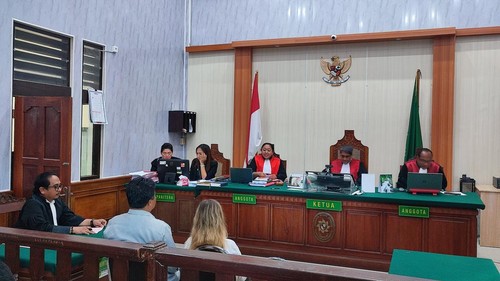 WN Ukraina, Kateryna Vakarova (21), duduk mendengarkan pembacaan surat dakwaan jaksa dalam persidangan di Ruang Sari, PN Denpasar, Selasa (2/12/2025). (Foto: Ahmad Firizqi Irwan/detikBali)