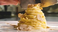 Pasta dengan white truffle asal Italia ini diakui sebagai salah satu yang terenak di dunia. Alasannya terdapat pada penambahan truffle dAlba yang membuat aromanya semerbak. Foto: Taste Atlas