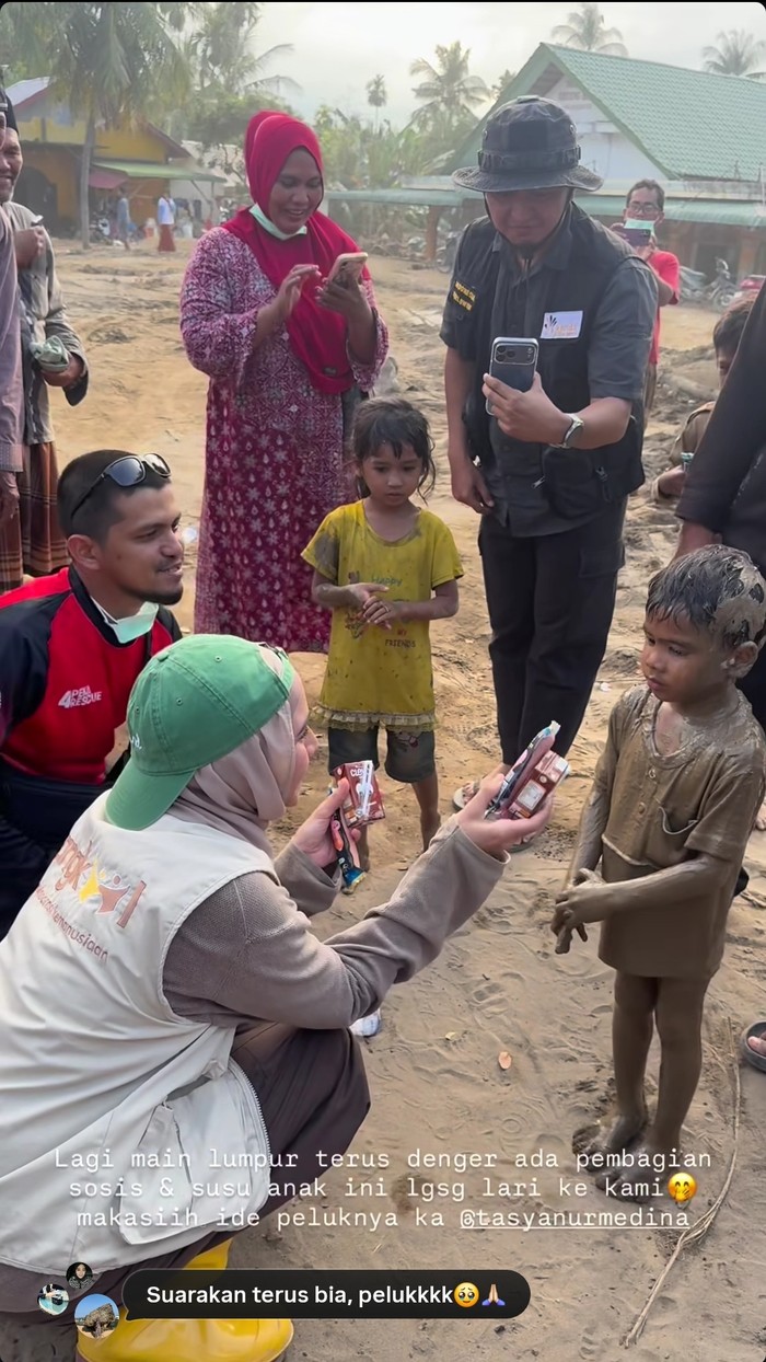 Zaskia Mecca datang ke Aceh membantu korban bencana banjir dan longsor.