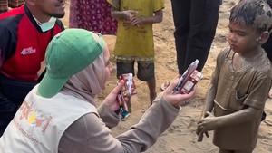 Zaskia Adya Mecca hadir langsung di Aceh, mendengarkan cerita pilu warga yang rumahnya tertimbun lumpur bersama rombongan relawan perempuan lainnya. Foto: Instagram @zaskiadyamecca