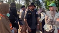 Ibu enam anak itu turun langsung membantu warga yang mengungsi. Dalam story pribadinya, Zaskia membagikan cerita yang dia dengar dari para warga. Foto: Instagram @zaskiadyamecca