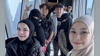Zaskia Adya Mecca bersama Tasya Nurmedina, Indadari, dan kawan-kawan lainnya tiba di Aceh sejak kemarin. Dalam perjalanan menuju Aceh, Zaskia bahagia mengetahui setengah penumpang pesawat yang dinaiki adalah relawan. Foto: Instagram @zaskiadyamecca