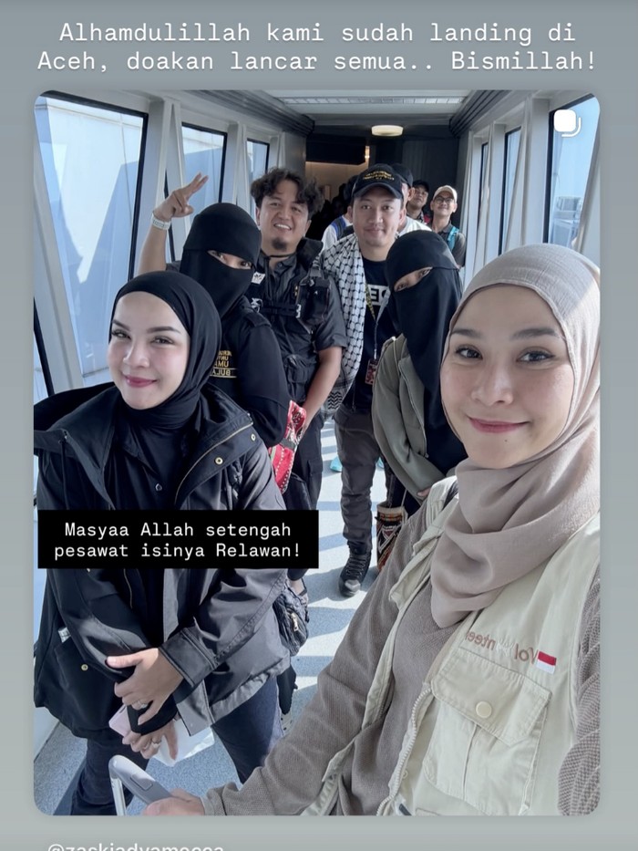 Zaskia Mecca datang ke Aceh membantu korban bencana banjir dan longsor.
