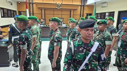 17 terdakwa saat dihadirkan dalam sidang lanjutan kasus kematian Prada Lucky Saputra Namo dengan agenda pembacaan tuntutan di Pengadilan Militer III-15 Kupang, NTT, Rabu (3/12/2025). (Yufengki Bria/detikBali).