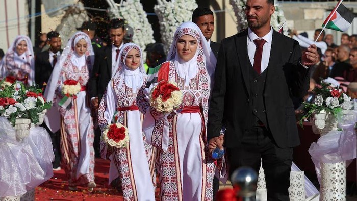 Dunia Hari Ini: Puluhan Pasangan Menikah Massal di Gaza 2 Tahun Usai Serangan Israel