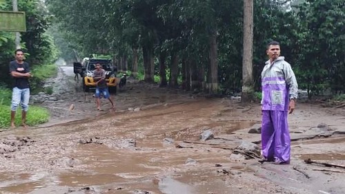 Aliran lahar dingin Gunung Lewotobi Laki-laki menerjang ruas jalan nasional Trans Larantuka-Sikka, di Desa Dulipali, Kabupaten Flores Timur, NTT, Rabu (3/12/2025). (Foto: Dok. Istimewa)