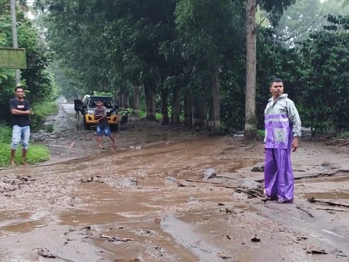 Aliran lahar dingin Gunung Lewotobi Laki-laki menerjang ruas jalan nasional Trans Larantuka-Sikka, di Desa Dulipali, Kabupaten Flores Timur, NTT, Rabu (3/12/2025). (Foto: Dok. Istimewa)