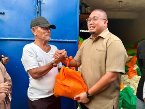 Tinjau Kampung Halaman, Andre Rosiade Beri Ribuan Sembako ke Warga Siteba