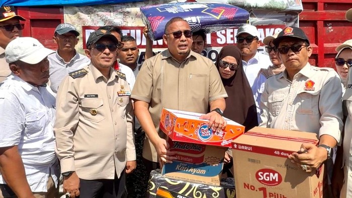 Andre Rosiade Kembali Serahkan Bantuan untuk Korban Banjir Bandang Sumbar