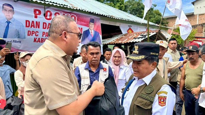Andre Rosiade Serahkan 5.000 Paket Bantuan Korban Banjir Bandang di Agam